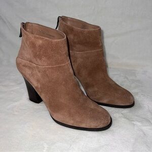 BCBGeneration Women Boot Camel Tan Brown Suede Block Heel Bootie Elegant Sz 7.5